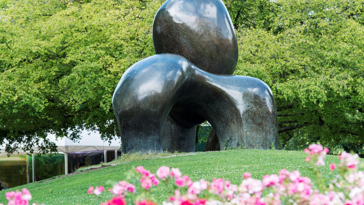 Bronze sculpture “Sheep Piece” on the Zürichhorn lakeside promenade