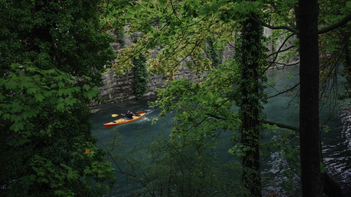 Matteo kayaking through the city of Zurich