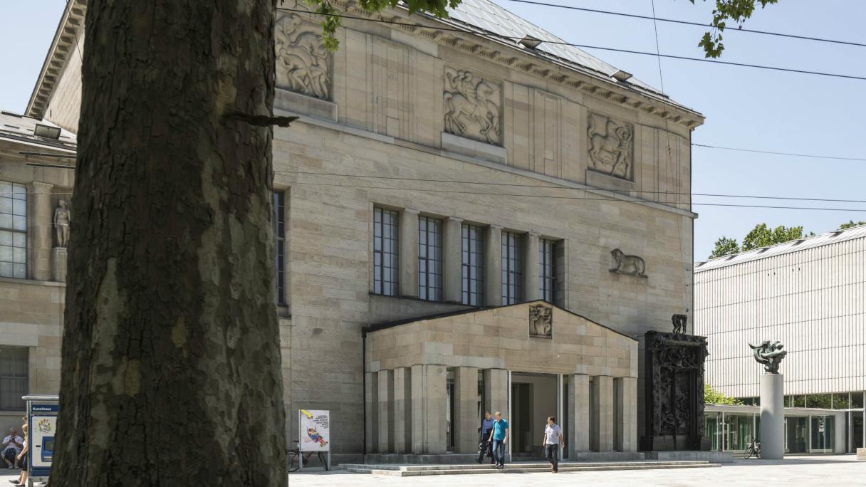 “The Gates of Hell” by Auguste Rodin alongside the entrance to the Kunsthaus Zurich