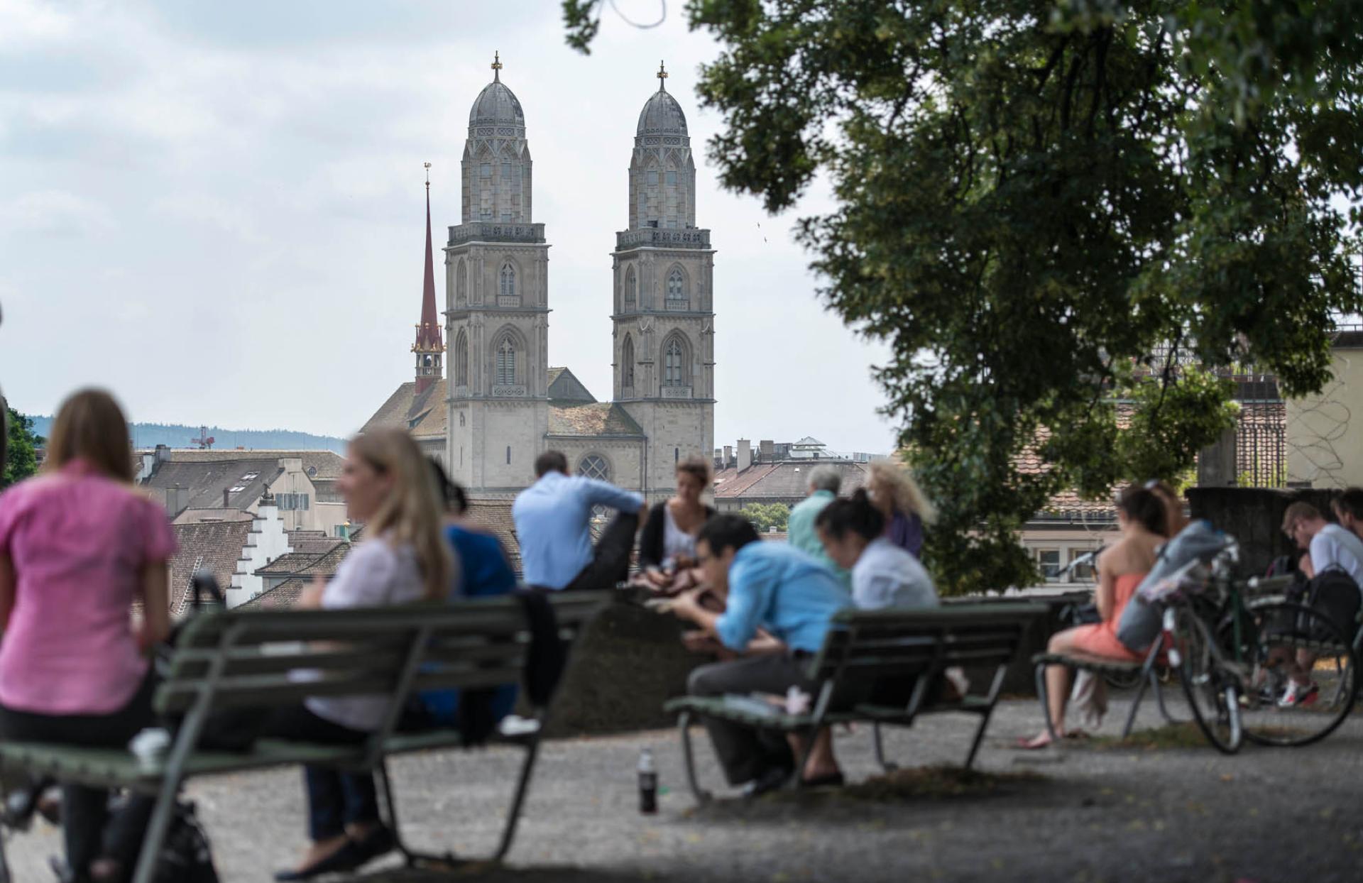 Sicht auf das Grossmünster vom Lindenhof aus