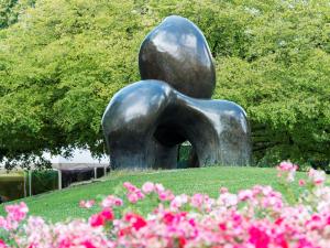 Bronze sculpture “Sheep Piece” on the Zürichhorn lakeside promenade