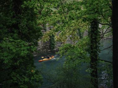 Matteo kayaking through the city of Zurich