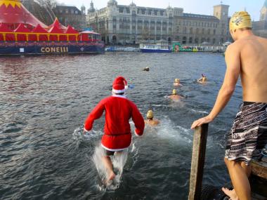 Samichlausschwimmen, a Tradition in Zurich