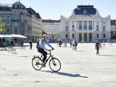 Velofahrer auf dem Sechseläutenplatz