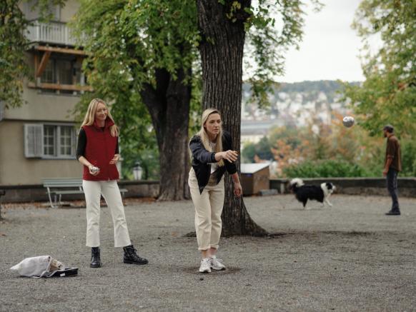 Silvia playing Pétanque at Lindenhof Zurich