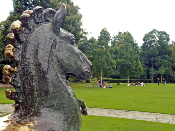 Die Grünanlage liegt mitten im Stadtviertel der Langstrasse und gilt als urbane Oase