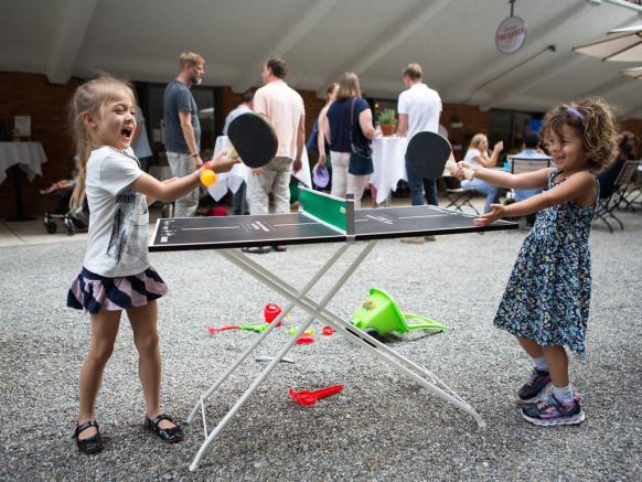 Garde des tout-petits au restaurant pour enfants